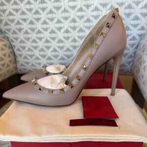 Valentino Rockstud Pumps in Poudre
